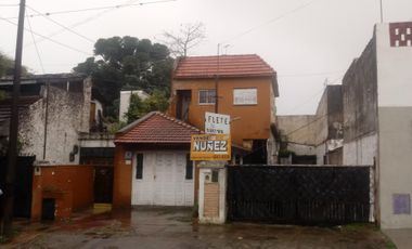 VIVIENDA EN P.A. CON  GALPÓN / DEPÓSITO EN P.B.