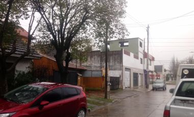 VIVIENDA EN P.A. CON  GALPÓN / DEPÓSITO EN P.B.