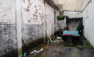 VIVIENDA EN P.A. CON  GALPÓN / DEPÓSITO EN P.B.