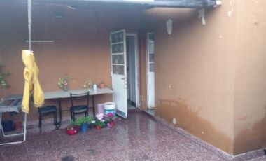 VIVIENDA EN P.A. CON  GALPÓN / DEPÓSITO EN P.B.