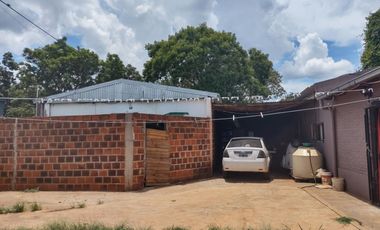 HERMOSA PROPIEDAD EN ESQUINA, CON 2 CASAS PARA USO PROPIO O RENTA