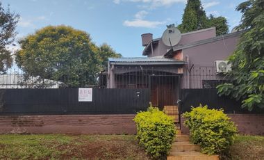 HERMOSA PROPIEDAD EN ESQUINA, CON 2 CASAS PARA USO PROPIO O RENTA