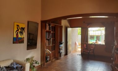 HERMOSA PROPIEDAD EN ESQUINA, CON 2 CASAS PARA USO PROPIO O RENTA
