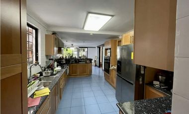 SE ALQUILA HERMOSA CASA EN SAN FRANCISCO $4,000