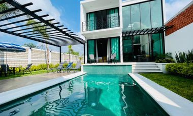 RENTA hermosa casa Villa del Sol con Alberca climatizada y enorme jardín de diseño único, EN TONATICO EDOMEX. Renta por noche DE FIN DE SEMANA