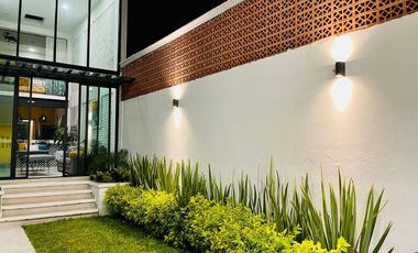 RENTA hermosa casa Villa del Sol con Alberca climatizada y enorme jardín de diseño único, EN TONATICO EDOMEX. Renta por noche DE FIN DE SEMANA