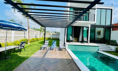 RENTA hermosa casa Villa del Sol con Alberca climatizada y enorme jardín de diseño único, EN TONATICO EDOMEX. Renta por noche DE FIN DE SEMANA