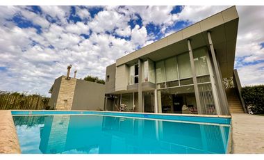 Casa cuatro ambientes. Rumencó. Piscina climatizada. Quincho.