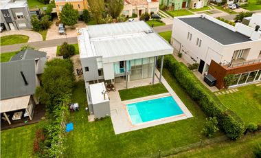 Casa cuatro ambientes. Rumencó. Piscina climatizada. Quincho.