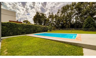 Casa cuatro ambientes. Rumencó. Piscina climatizada. Quincho.