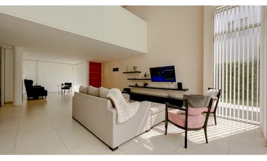 Casa cuatro ambientes. Rumencó. Piscina climatizada. Quincho.