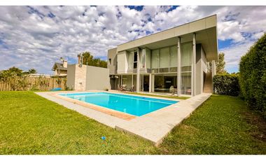 Casa cuatro ambientes. Rumencó. Piscina climatizada. Quincho.