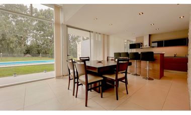 Casa cuatro ambientes. Rumencó. Piscina climatizada. Quincho.