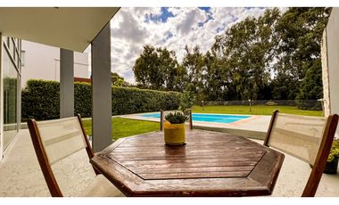 Casa cuatro ambientes. Rumencó. Piscina climatizada. Quincho.