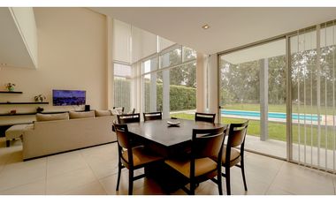 Casa cuatro ambientes. Rumencó. Piscina climatizada. Quincho.