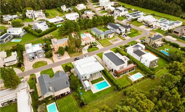 Casa cuatro ambientes. Rumencó. Piscina climatizada. Quincho.