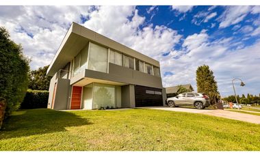 Casa cuatro ambientes. Rumencó. Piscina climatizada. Quincho.