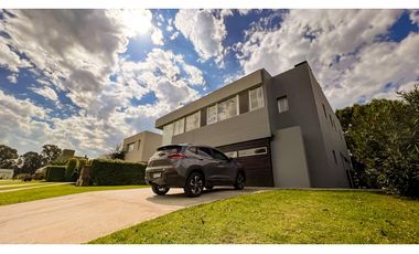 Casa cuatro ambientes. Rumencó. Piscina climatizada. Quincho.