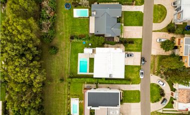 Casa cuatro ambientes. Rumencó. Piscina climatizada. Quincho.