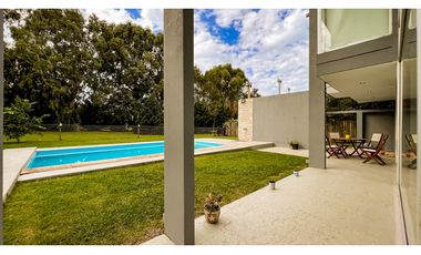 Casa cuatro ambientes. Rumencó. Piscina climatizada. Quincho.