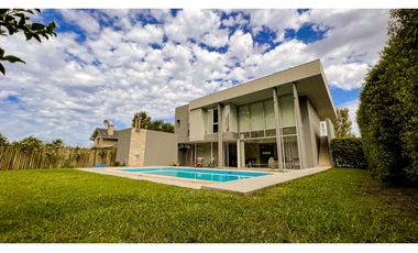 Casa cuatro ambientes. Rumencó. Piscina climatizada. Quincho.