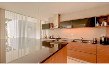 Casa cuatro ambientes. Rumencó. Piscina climatizada. Quincho.