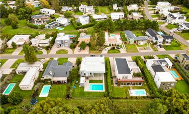 Casa cuatro ambientes. Rumencó. Piscina climatizada. Quincho.