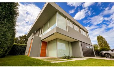 Casa cuatro ambientes. Rumencó. Piscina climatizada. Quincho.