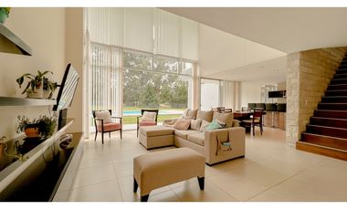 Casa cuatro ambientes. Rumencó. Piscina climatizada. Quincho.