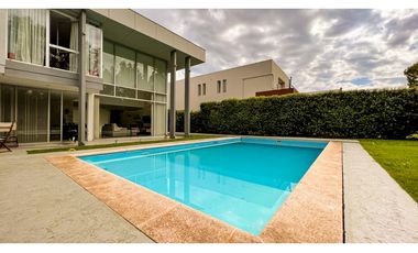 Casa cuatro ambientes. Rumencó. Piscina climatizada. Quincho.