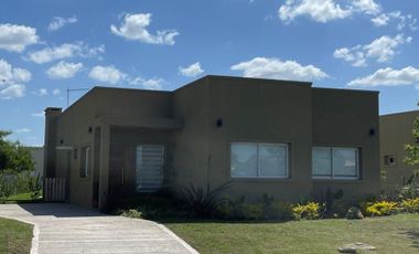 Casa en venta en Barrio Privado  Pilar del Este