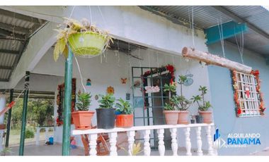 Se vende linda casa campestre en Santo Domingo, Bugaba!