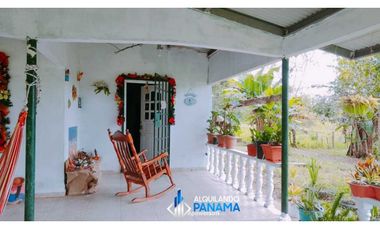 Se vende linda casa campestre en Santo Domingo, Bugaba!