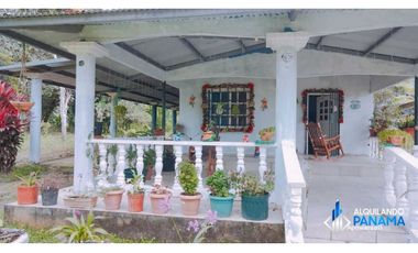 Se vende linda casa campestre en Santo Domingo, Bugaba!