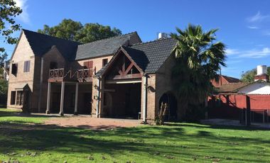 Importantisimo Chalet de calidad de 300m2 cub en zona residencial