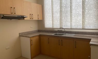 Venta de casa en Manta de oportunidad  a dos minutos de la playa Inf 099321----