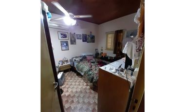 EXCELENTE CASA AMERICANA. A METROS AVENIDA WILLIAM MORRIS