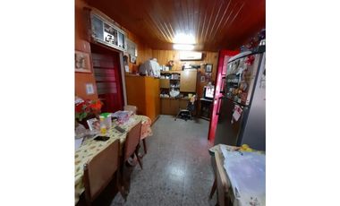 EXCELENTE CASA AMERICANA. A METROS AVENIDA WILLIAM MORRIS