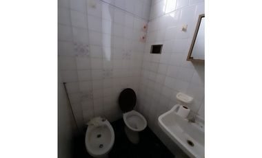 EXCELENTE CASA AMERICANA. A METROS AVENIDA WILLIAM MORRIS