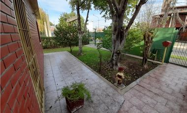 EXCELENTE CASA AMERICANA. A METROS AVENIDA WILLIAM MORRIS