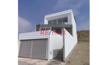 En Venta De Casa De Playa Con Cochera Y Piscina En Condominio Cerrado Alto Bujama A 3 Cuadras De La Playa