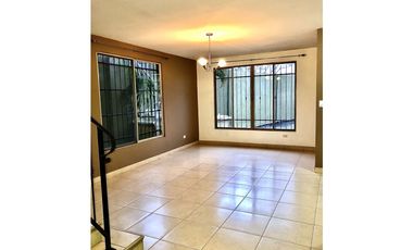 VENTA DE CASA EN CONDADO DEL REY - PH PASEO DORADO