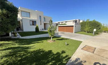 Impecable casa a pasos Colegio Alemán, Piedra Roja