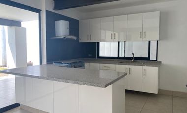 Casa moderna a media cuadra de Avenida San Diego