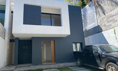 Casa moderna a media cuadra de Avenida San Diego