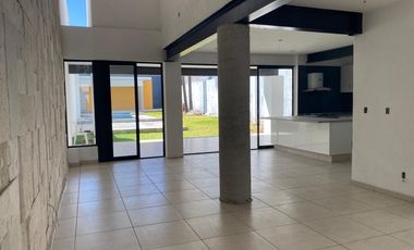 Casa moderna a media cuadra de Avenida San Diego