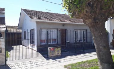 VENDO CASA C/DEPTO ATRAS