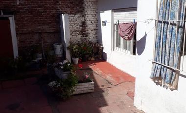 VENDO CASA C/DEPTO ATRAS