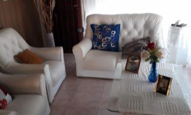VENDO CASA C/DEPTO ATRAS