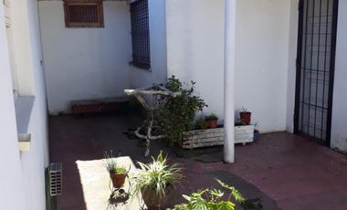 VENDO CASA C/DEPTO ATRAS